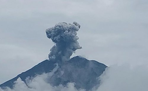 gunung-semeru-erupsi-keluarkan-abu-setinggi-12-km-petugas-pga-status-masih-waspada