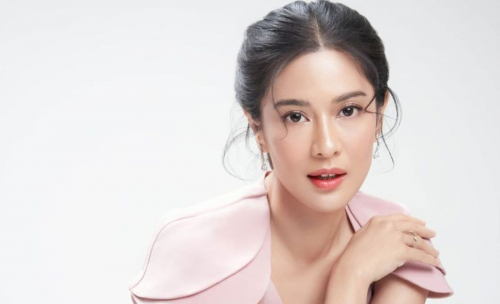 Viral Dian Sastro Makan Anggur di Bawah Meja, Ternyata Ini Sejarahnya!