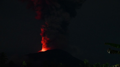 gunung-ibu-erupsi-semburkan-abu-vulkanik-setinggi-2500-meter