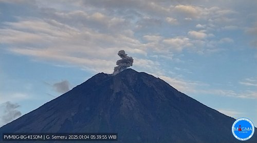 gunungsemeru-erupsi-7-kali-warga-diimbau-perhatikan-jarak-aman