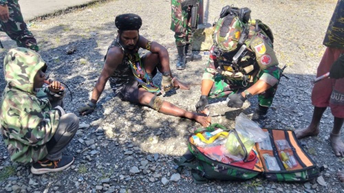 Satgas Yonif 715/Mtl Laksanakan Pengobatan Keliling Gratis, Dengar Langsung Keluhan Warga