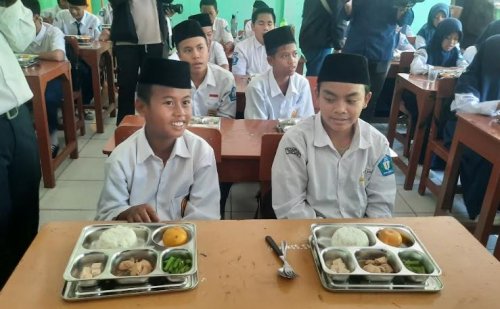 santap-makan-bergizi-gratis-siswa-depok-dapat-ayam-tahu-dan-tumis-buncis