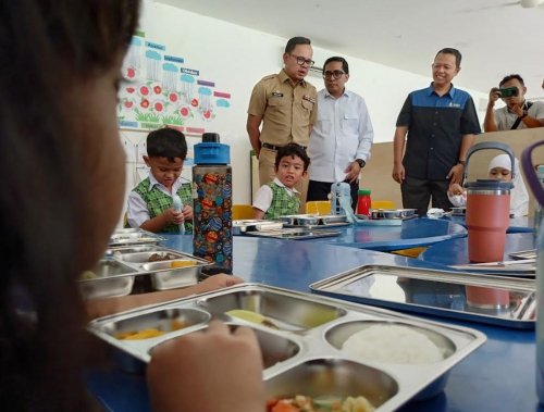 pantau-makan-bergizi-gratis-wamendagri-temukan-lauk-ayam-sulit-disantap-anak-anak