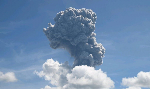 Gunung Ibu Erupsi Siang Ini, Semburkan Abu Vulkanik 3 Ribu Meter