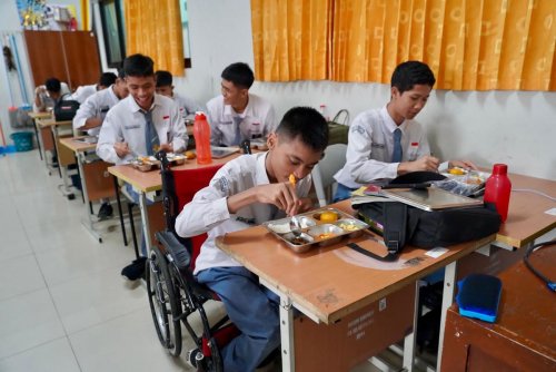 tinjau-mbg-di-2-sekolah-jakarta-menko-polkam-apresiasi-kualitas-dan-gizi-makanan