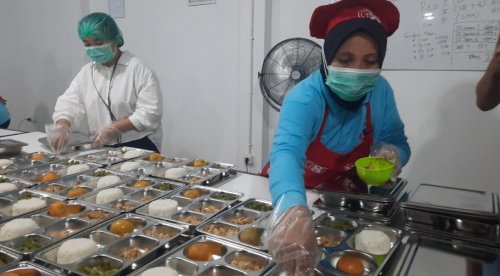 Cerita Rita Digaji Selama 5 Tahun untuk Susun Wadah Aluminium Makan Bergizi Gratis