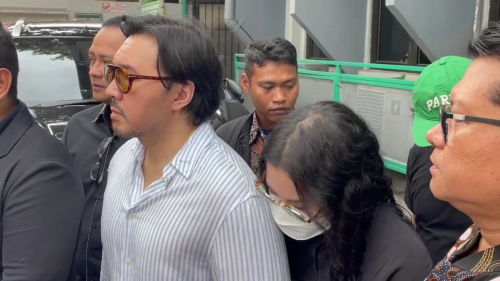Potret David Bayu Setia Dampingi Audrey Davis Jalani Sidang Perdana Kasus Penyebaran Video Syur
