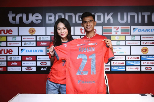 5 Potret Azizah Salsha dan Pratama Arhan di Thailand, Ternyata Tanda Tangan Kontrak ke Bangkok United