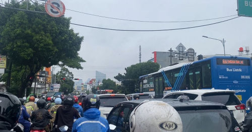 Imbas Hujan, Lalu Lintas di Jaksel Arah Jakpus Tak Bergerak
