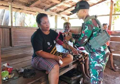 Satgas Yonif 312/KH Gelar Kesehatan Keliling, Warga Kampung Toray Antusias