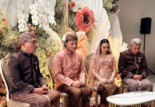 5 Momen Haru Tasyakuran 7 Bulanan Mahalini, Rizky Febian Cium Perut Istri Tercinta