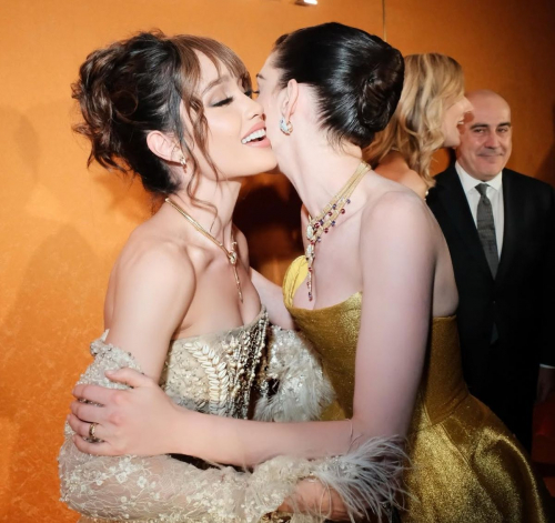 Momen Hangat Cinta Laura Bertemu Anne Hathaway, Bintang Hollywood Sampai Cium Tangan