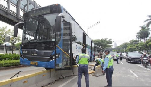 tabrak-mobil-dan-kabur-di-jaksel-sopir-transjakarta-disanksi-tegas