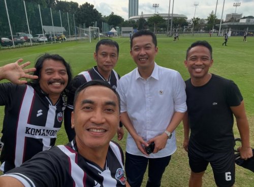 intip-asyiknya-wamenpora-taufik-hidayat-main-bola-bareng-legenda-sepakbola-indonesia