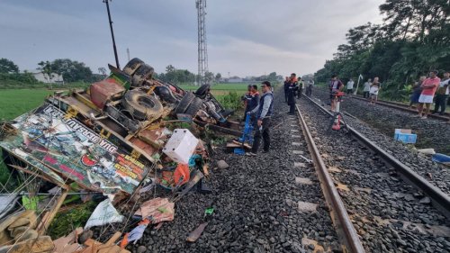 truk-tertabrak-ka-sancaka-di-sragen-sopir-luka-berat-5-perjalanan-ka-terlambat