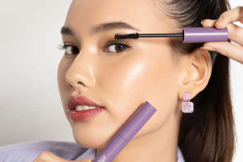 4 Makeup Essentials Buat Touch Up, Terakhir Wajib Ada