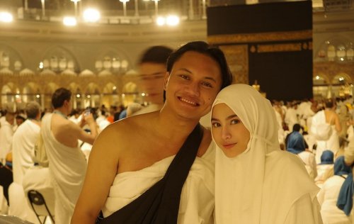 mahalini-jalani-umrah-perdana-cantik-natural-dengan-berhijab