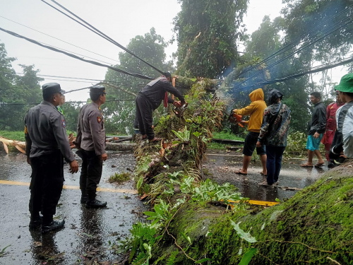 Akses Jalur Medan-Berastagi Terputus, TNI-Polri Bersinergi Lakukan Evakuasi