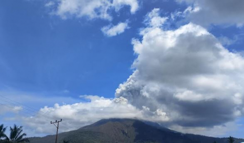 Gunung Lewotobi Laki-Laki Erupsi Siang Ini, Luncurkan Abu Vulkanik 1100 Meter