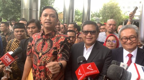 tiba-di-kpk-hasto-kewajiban-saya-sebagai-warga-taat-hukum