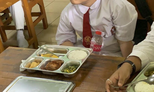 Menko PMK Cek Makan Bergizi Gratis untuk Siswa SLB, Menunya Tanpa Susu