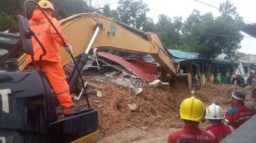 4 Warga Tertimbun Longsor di Kota Batam, 5 Rumah Rusak Berat