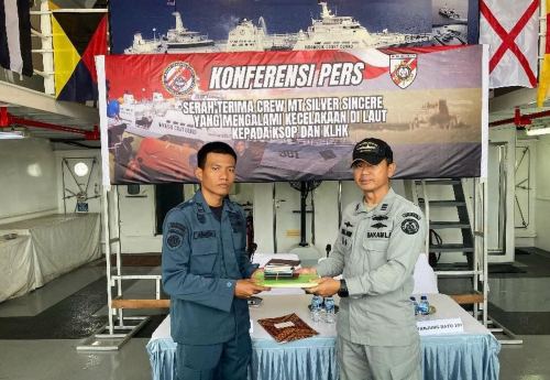 Bakamla Serah Terima ABK MT Silver Sincere dengan KSOP Tanjung Uban