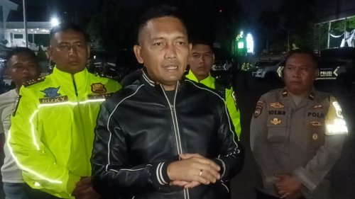 Polisi Sita Double Stick dan Miras saat Bentrok Suporter Bola di Rest Area Tol Jagorawi