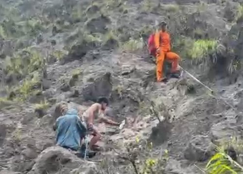 petugas-gabungan-evakuasi-dua-pendaki-yang-terkena-hipotermia-di-gunung-karianga