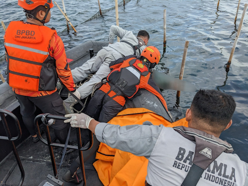 Bakamla RI Bersama Tim Gabungan Evakuasi Korban Kecelakaan Kapal di Perairan Pulau Cipir