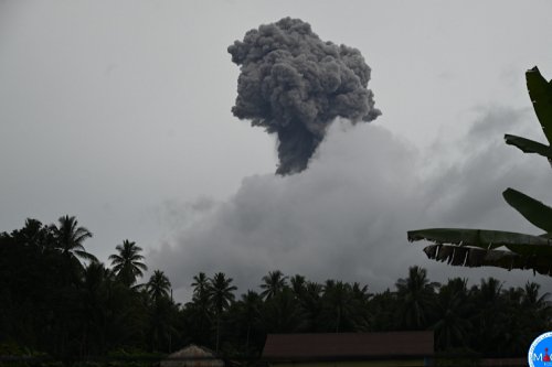 GunungIbu2 Kali Erupsi Dahsyat, Semburkan Abu Vulkanik 3 Km