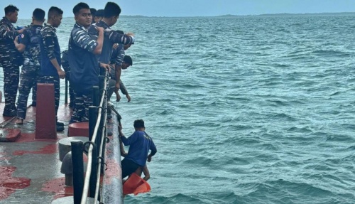 Dramatis! Prajurit TNI AL Selamatkan 2 Nelayan dari Gelombang Tinggi di Selat Riau