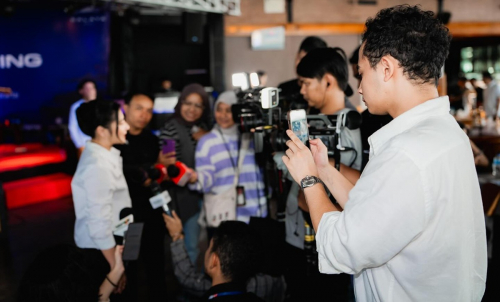 Kerap Didampingi Omara Esteghlal, Prilly Latuconsina: Thank You, Love