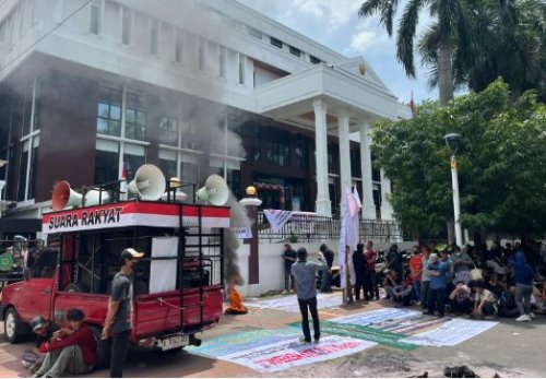 sempat-ricuh-massa-unjuk-rasa-bakar-ban-di-ptun-jakarta