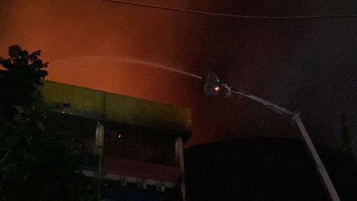 Petugas Damkar Kerahkan Mobil Bronto Skylift Padamkan Api di Glodok Plaza