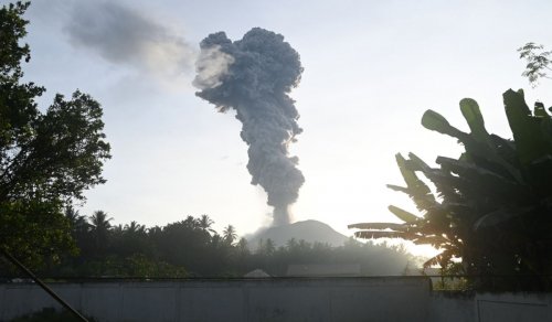 gunung-ibu-erupsi-dahsyat-pagi-ini-semburkan-abu-vulkanik-4000-meter