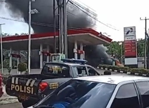 diduga-korsleting-listrik-spbu-di-tanggeng-cianjur-terbakar