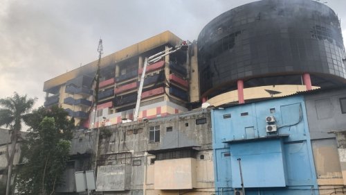 Glodok Plaza Terbakar, Petugas Damkar Masih Lakukan Pendinginan