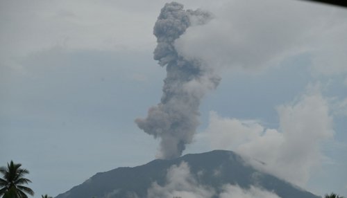 Gunung Ibu Kembali Erupsi, Semburkan Abu Vulkanik 1.500 Meter