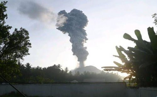 ratusan-jiwa-mengungsi-akibat-erupsi-gunung-ibu-di-halmahera-barat