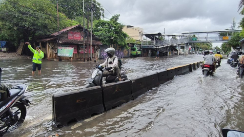 Jalan Daan Mogot Arah Kalideres Masih Banjir, Laju Kendaraan Tersendat