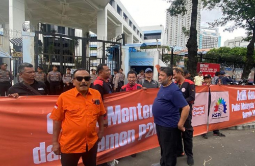 Gelar DemoPenembakan 5 PMI, Massa Buruh Lempari Kedubes Malaysia dengan Telur