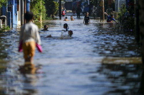 Sungai Ciliwung Meluap, 35 RT dan 1 Ruas Jalan Terendam Banjir di Jaktim hingga Jakbar