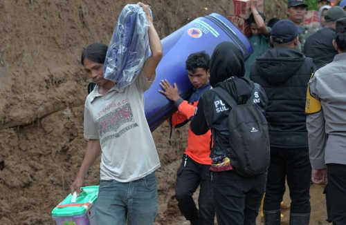 Percepat Penanganan Banjir-Longsor di Mamuju Sulbar, BNPB Salurkan Bantuan Rp150 Juta dan Logistik