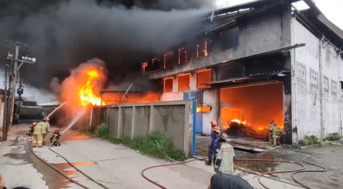 Tiga Pabrik di Kawasan Industri Katapang Bandung Terbakar, Petugas Kesulitan Air