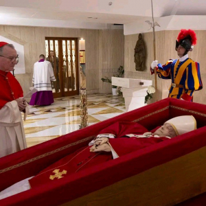 Jenazah Paus Disemayamkan di Basilika Santo Petrus