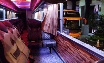 Bus Persik Dilempar ...