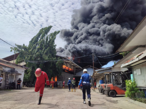 Pabrik Karet Terbakar Hebat, Asap Hitam Menyelimut