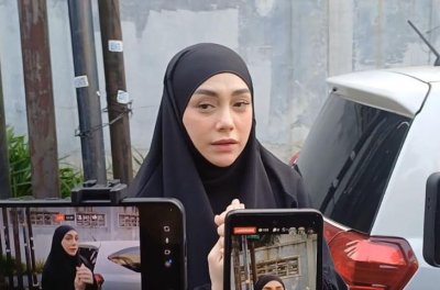 Bertetangga, Celine ...
