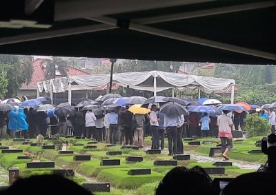 Pemakaman Suami Najwa Shihab Diiringi Hujan Deras 